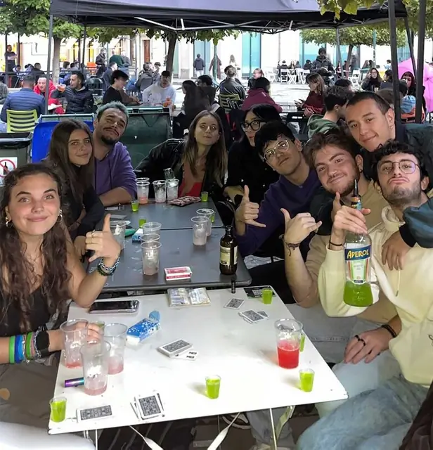 Un tavolo pieno di amici in piazzetta con i drink delle Panche
