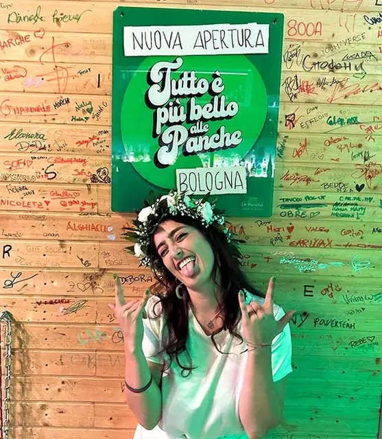 Festa al muro delle firme per la nuova apertura di Bologna