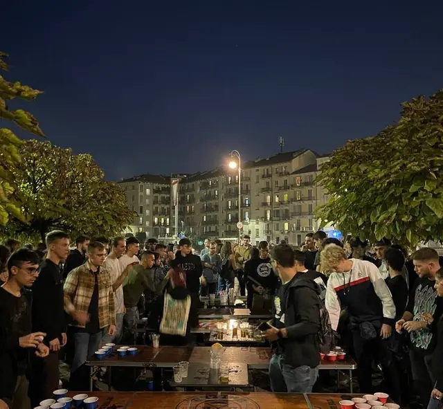 La piazzetta di Via Reggio piena di gente la sera