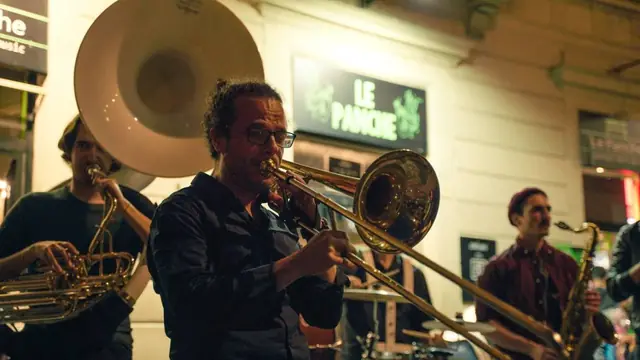 Fiati e tromboni davanti al bancone delle Panche