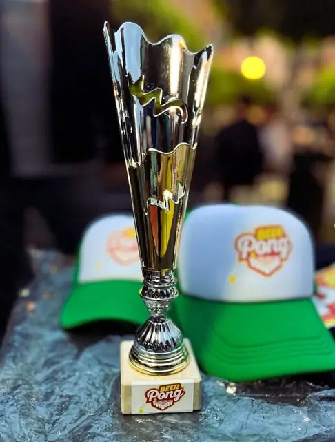 Il trofeo del torneo di beer pong con i cappellini delle Panche