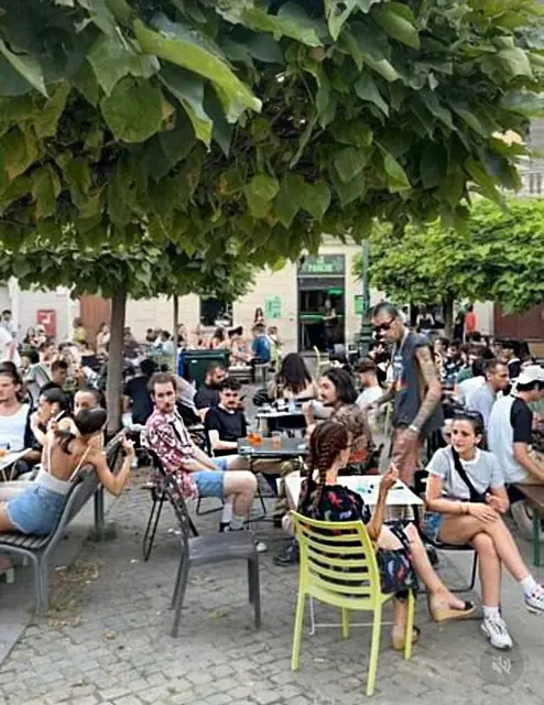 La piazzetta affollata sotto gli alberi