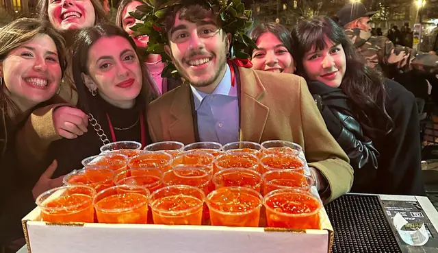 Una compagnia dietro due vassoi da venti spritz