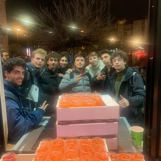Vassoi impilati e amici che brindano