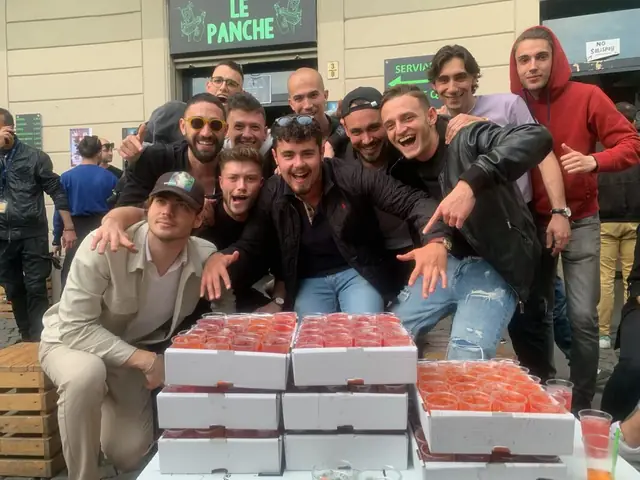 Gruppo numeroso con una pila di vassoi di spritz