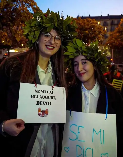 Cartello di laurea: “Se mi fai gli auguri, bevo!”