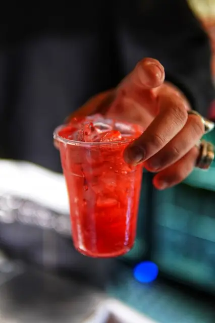 Uno spritz con il ghiaccio, in primo piano