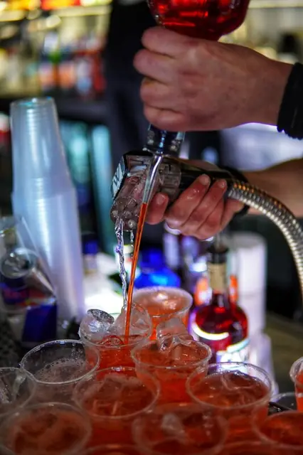 Lo spritz che scende dalla spina nei bicchieri