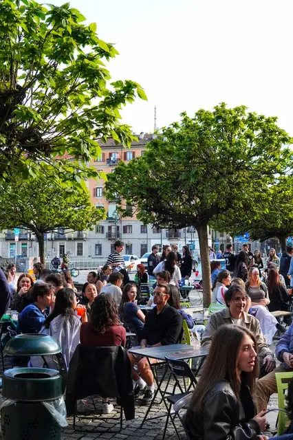 La piazza piena di gente al tramonto
