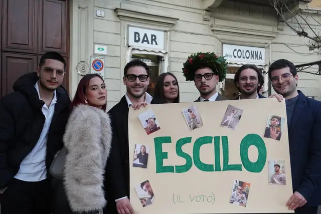 Festa di laurea con il cartellone “Escilo”