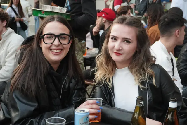 Due amiche sorridenti con le birre