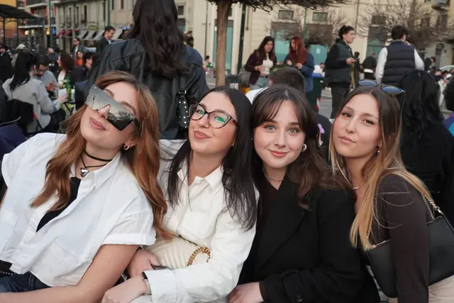 Gruppo di ragazze sedute in piazza