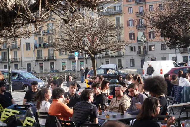 Panoramica della piazzetta piena
