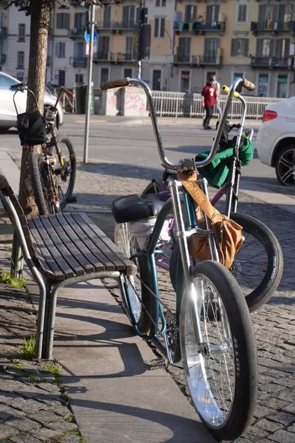 Una panchina e una bicicletta sul pavé