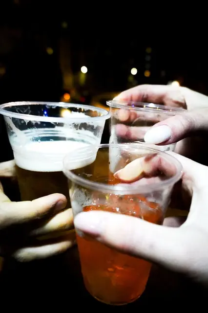 Due bicchieri che si toccano in un brindisi