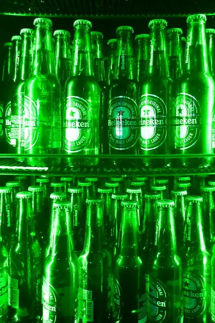 Bottiglie di birra verdi in frigo