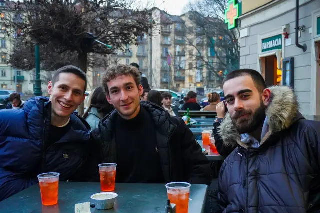 Gruppo di ragazzi al tavolino con gli spritz