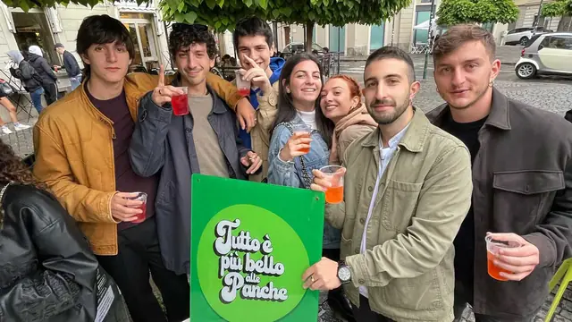 Gruppo di amici con il cartello verde del motto