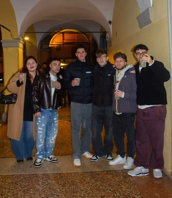 Amici sotto il portico di Via Santo Stefano a Bologna