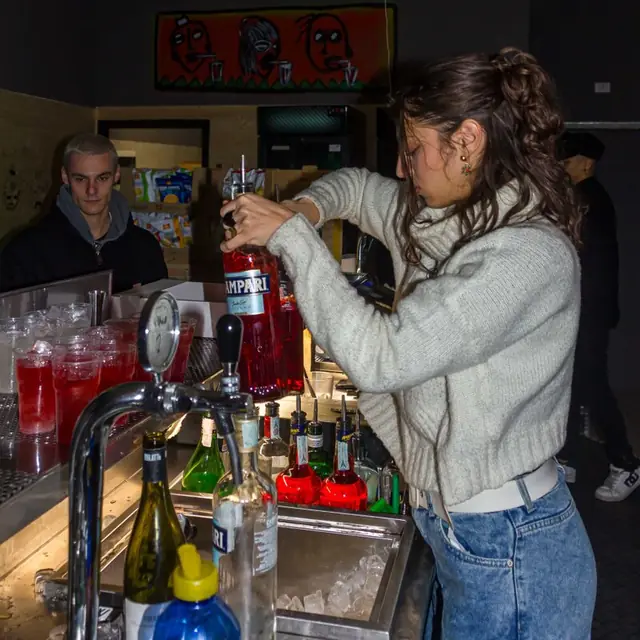 Barista che prepara i drink al bancone di Bologna