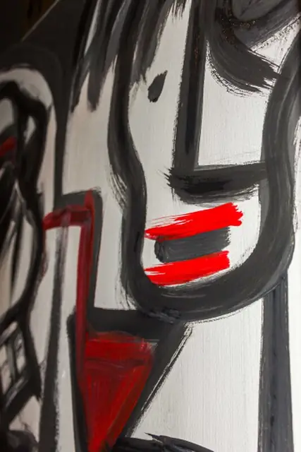 Il murale in bianco e nero dentro Le Panche di Bologna