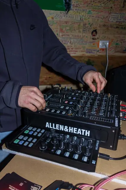 Le mani del DJ sul mixer
