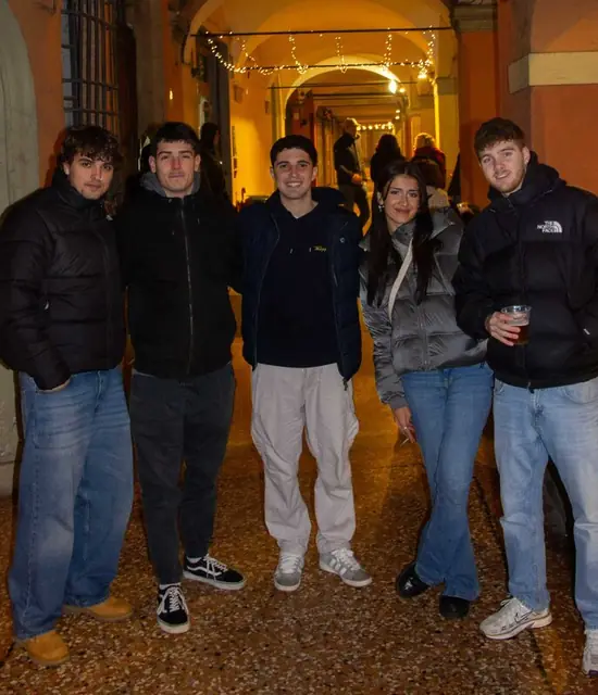 Gruppo di ragazzi sotto il portico la sera