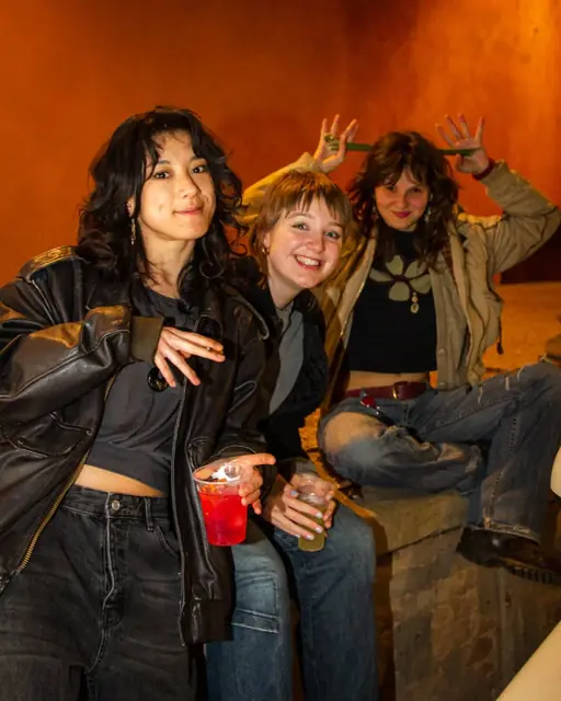 Amiche che scherzano sotto il portico di Bologna