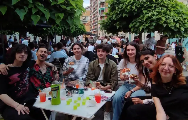 Amici seduti a un tavolo pieno di bicchieri